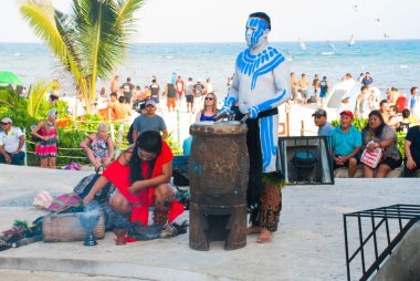 PLAYA DEL CARMEN, QUINTANA ROO, MEXICO - Mart 2018: Maya dansçıları geleneksel kostümlerle seremonisi