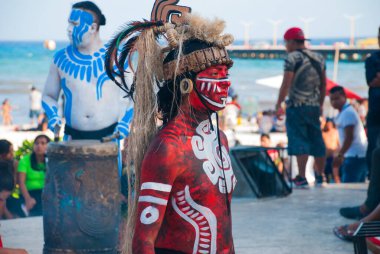 PLAYA DEL CARMEN, QUINTANA ROO, MEXICO - Mart 2018: Maya dansçıları geleneksel kostümlerle seremonisi