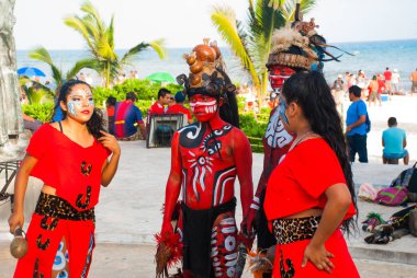 PLAYA DEL CARMEN, QUINTANA ROO, MEXICO - Mart 2018: Maya dansçıları geleneksel kostümlerle seremonisi