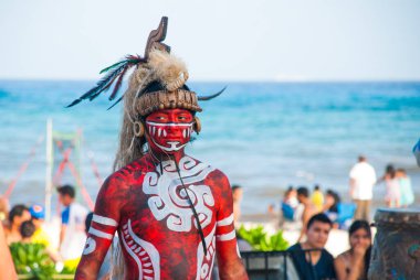 PLAYA DEL CARMEN, QUINTANA ROO, MEXICO - Mart 2018: Maya dansçıları geleneksel kostümlerle seremonisi