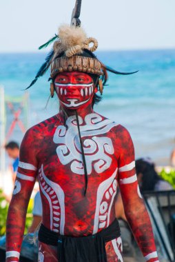 PLAYA DEL CARMEN, QUINTANA ROO, MEXICO - Mart 2018: Maya dansçıları geleneksel kostümlerle seremonisi