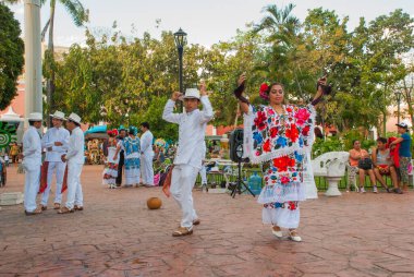 DOLID, MEXICO, YUCATAN - Mart 2018: Maya kadınları turistler için ulusal kostüm dansları