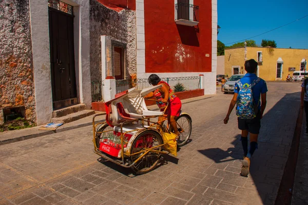 Valladolid Mexico Yucatan March 2018 Барвисті Будинки Мексиканській Вулиці Центрі — стокове фото