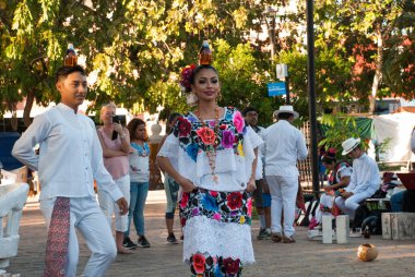 DOLID, MEXICO, YUCATAN - Mart 2018: Bir Maya erkeği ve kadını kafalarında bir şişe içkiyle dans ediyorlar