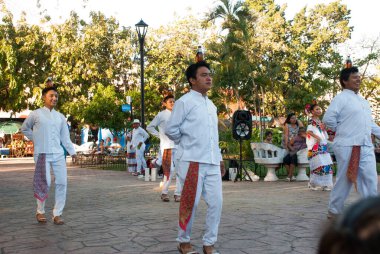 DOLID, MEXICO, YUCATAN - Mart 2018: Maya erkeği kafasında bir şişe içkiyle dans ediyor