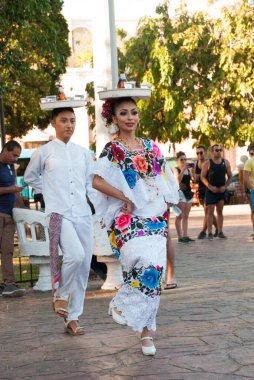 Vidolid, Meksika, YUCATAN - Mart 2018: Maya kızı kafasında bir tepsi içkiyle dans ediyor