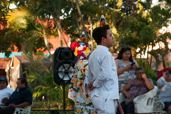 Valladolid Mexico Yucatan 2018年3月 マヤ人の男性が頭の上で飲み物でいっぱいのボトルで踊る — ストック写真