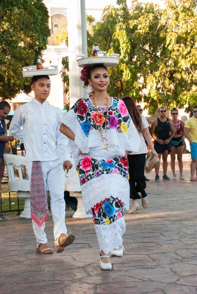 Valladolid Mexico Yucatan March 2018 Mayan Girl Dancing Tray Full — Stock Photo, Image