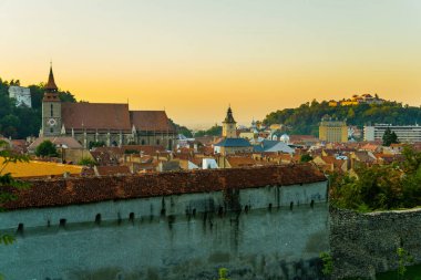 Brasov, Transilvanya: Güzel Romanya. Gün batımında eski şehir merkezi ve Tampa dağının panoramik manzarası
