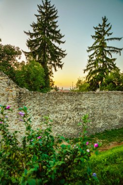 BRASOV, TRANSYLVANIA, ROMANIA - AĞUSTOS 2019: Güzel Romanya. Akşamları şehrin güzel manzarası. Günbatımında eski kasabanın manzarası.