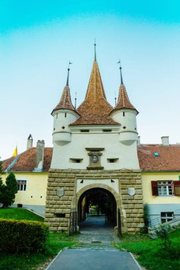 BRASOV, TRANSYLVANIA, ROMANIA - AĞUSTOS 2019: Eski Brasov kentindeki Catherine 'in kapısı, Transilvanya, Romanya, Avrupa