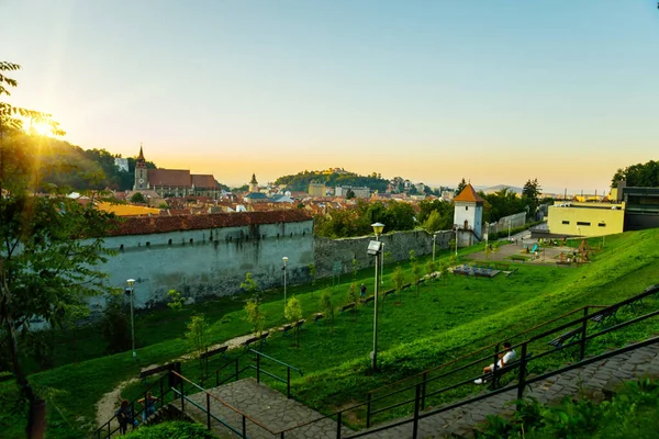 Brasov Transylwania Europa Piękna Rumunia Piękny Krajobraz Miasta Wieczorem Panorama — Zdjęcie stockowe