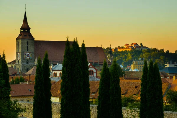 Brasov Rumunia Czarny Kościół Tłem Błękitnego Nieba Chmurami Brasov Widok — Zdjęcie stockowe