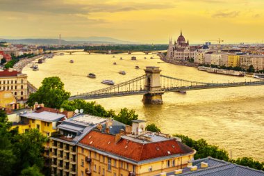 BUDAPEST, HUNGARY - Mayıs 2019: güzel şehir manzarası, köprü ve Tuna nehri gün batımında. Tepeden eski kasabaya Panorama manzarası.