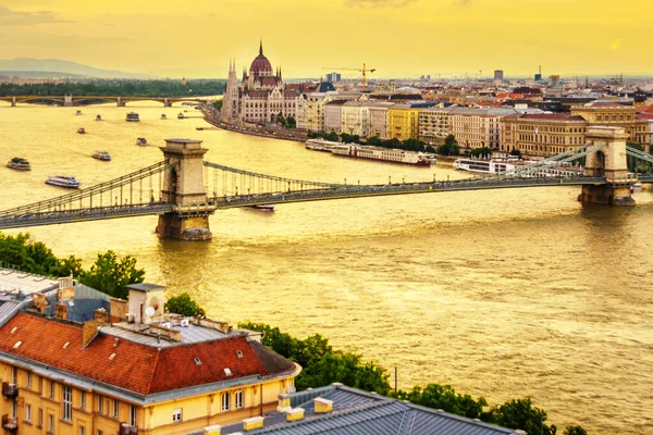 伯达佩 匈牙利 2019年5月 日落时美丽的城市风景 桥和多瑙河 从山上到老城的全景 — 图库照片