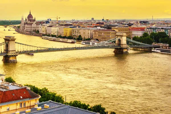 헝가리 헝가리 2019 도시의 아름다운 다리와 다뉴브강의 언덕에서 구시가지로 보이는 — 스톡 사진