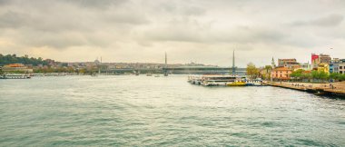 Bulutlu havada cami köprüsünün manzarası. İstanbul tarihinin deniz manzarası, Türkiye 'nin ünlü kenti. Turist İstanbul şehri manzarası. İstanbul manzarası, Türkiye.