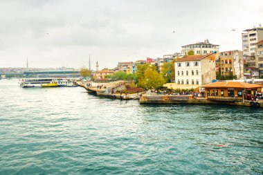 Bulutlu havada cami köprüsünün manzarası. İstanbul tarihinin deniz manzarası, Türkiye 'nin ünlü kenti. Turist İstanbul şehri manzarası. İstanbul manzarası, Türkiye.