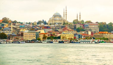 İstanbul tarihinin deniz manzarası, Türkiye 'nin ünlü kenti. Turist İstanbul şehri manzarası. İstanbul manzarası, Türkiye. İstanbul 'un deniz manzarası. Açık şehir manzarası, Türkiye seyahati kavramı.
