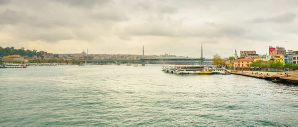 Bulutlu havada cami köprüsünün manzarası. İstanbul tarihinin deniz manzarası, Türkiye 'nin ünlü kenti. Turist İstanbul şehri manzarası. İstanbul manzarası, Türkiye.