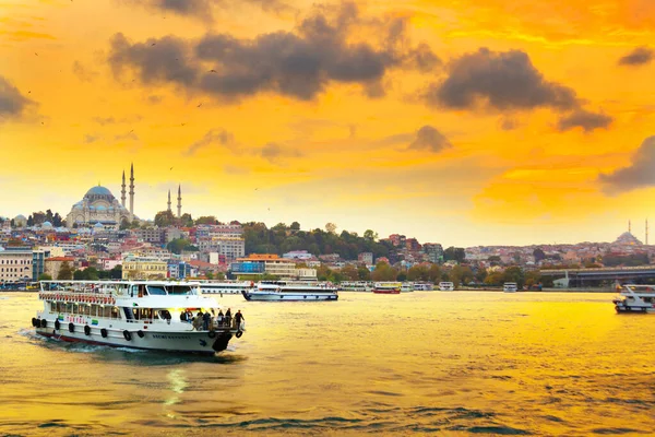 Istanbul Turchia Bel Tramonto Con Nuvole Barche Turistiche Che Muovono — Foto Stock