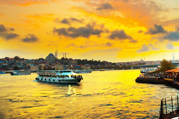 Стамбул Турция Красивый Закат Облаками Туристические Лодки Движущиеся Воде Вдали — стоковое фото