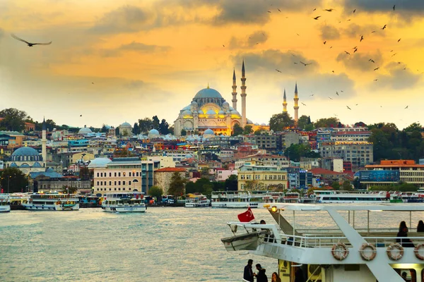 Istambul Turquia Belo Pôr Sol Com Nuvens Barcos Turísticos Movendo — Fotografia de Stock