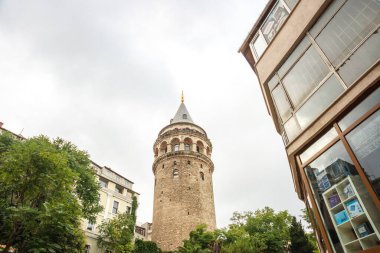 İSTANBUL, TURKEY - Ekim 2018: İstanbul, Türkiye 'deki Altın Boynuz üzerinde Galata Kulesi ile Şehir manzarası