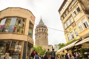 İSTANBUL, TURKEY - Ekim 2018: İstanbul, Türkiye 'deki Altın Boynuz üzerinde Galata Kulesi ile Şehir manzarası
