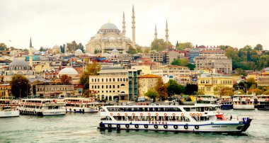İstanbul tarihinin deniz manzarası, Türkiye 'nin ünlü kenti. Turist İstanbul şehri manzarası. İstanbul manzarası, Türkiye. İstanbul 'un deniz manzarası. Açık şehir manzarası, Türkiye seyahati kavramı.