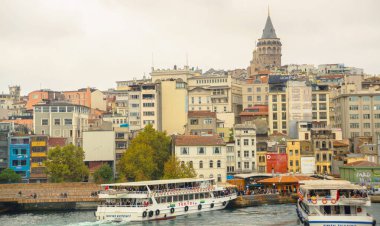 İstanbul, Türkiye 'de Altın Boynuz üzerindeki Galata Kulesi ile kent manzarası