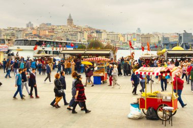 ISTANBUL, TURKEY: Turistler ve yerel halk arasında popüler bir sandviçin satıldığı bölge. Mısır ve ekmekle oyala.