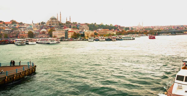 Estambul Turquía Vista Del Puente Los Barcos Turísticos Clima Nublado — Foto de Stock