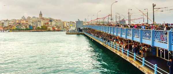 Istanbul Turquía Gente Pesca Desde Puente Galata Tiempo Nublado Lejana — Foto de Stock