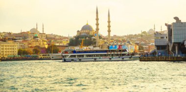 İSTANBUL, TURKEY - Ekim 2018: denizden camiye şehir manzarası. Turist İstanbul şehir manzarası.