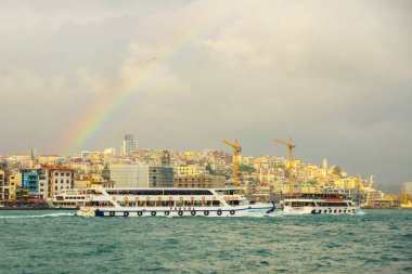 İSTANBUL, TURKEY - Ekim 2018: Deniz manzarası, evler, turnalar ve gökkuşağı. Turist İstanbul şehir manzarası.