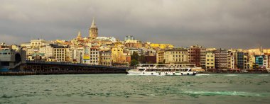 ISTANBUL, TURKEY - Ekim 2018: Galata Kulesi, Galata Köprüsü, Karaköy Bölgesi ve Golden Horn. Turist İstanbul şehir manzarası.