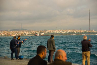 İSTANBUL, TURKEY - ECTOBER 2018: İstanbul şehrinde balık tutan bir çok erkek