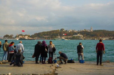 İSTANBUL, TURKEY - ECTOBER 2018: İstanbul şehrinde balık tutan bir çok erkek