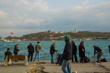 İSTANBUL, TURKEY - ECTOBER 2018: İstanbul şehrinde balık tutan bir çok erkek