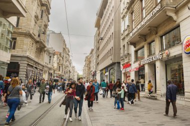 İSTANBUL, TURKEY - ECTOBER 2018: Güzel Istiklal sokağı bir turist yaya sokağı.