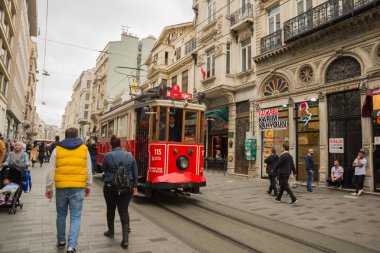 İSTANBUL, TURKEY - Ekim 2018: Istiklal Caddesi 'ndeki Retro Tramvay. İstanbul tarihi bölgesi. İstanbul 'un ünlü turistik hattı. Kırmızı tramvay Taksim Tüneli.