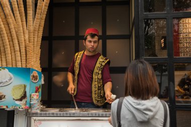 İSTANBUL, TURKEY - Ekim 2018: Geleneksel Türk dondurması satışları.