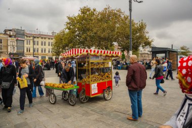 İSTANBUL, TURKEY - ECTOBER 2018: Istiklal Caddesi bir turist caddesi.