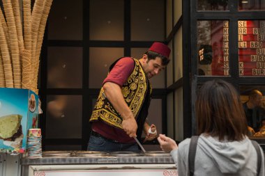 İSTANBUL, TURKEY - Ekim 2018: Geleneksel Türk dondurması satışları.