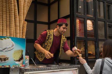 İSTANBUL, TURKEY - Ekim 2018: Geleneksel Türk dondurması satışları.