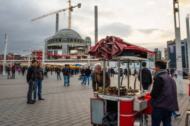 İSTANBUL, TURKEY - ECTOBER 2018: Istiklal Caddesi bir turist caddesi.