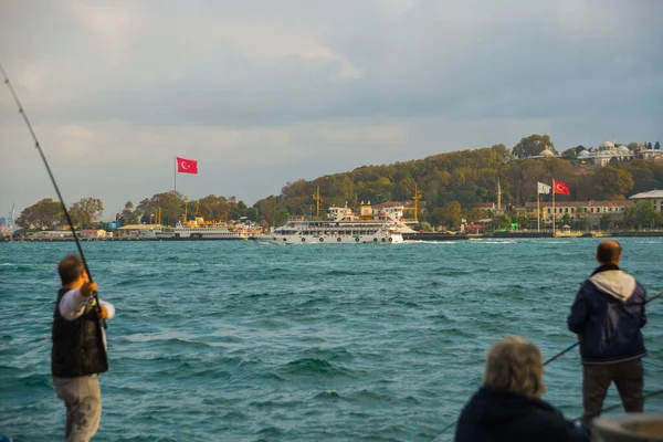 Istanbul Turkey Říjen 2018 Spousta Mužů Rybářskými Pruty Rybaření Řeky — Stock fotografie