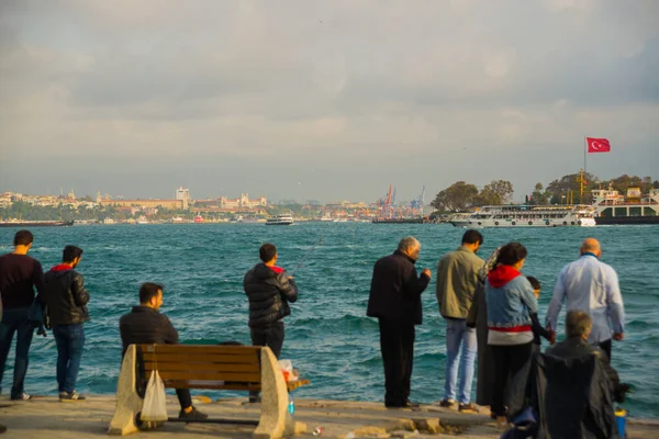 İSTANBUL, TURKEY - ECTOBER 2018: İstanbul şehrinde balık tutan bir çok erkek