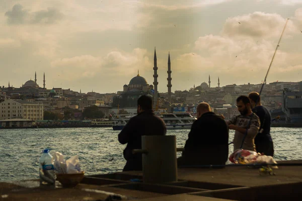 Istanbul Turkey October 2018 이스탄불에서 강가에서 낚싯대를 남자들 — 스톡 사진